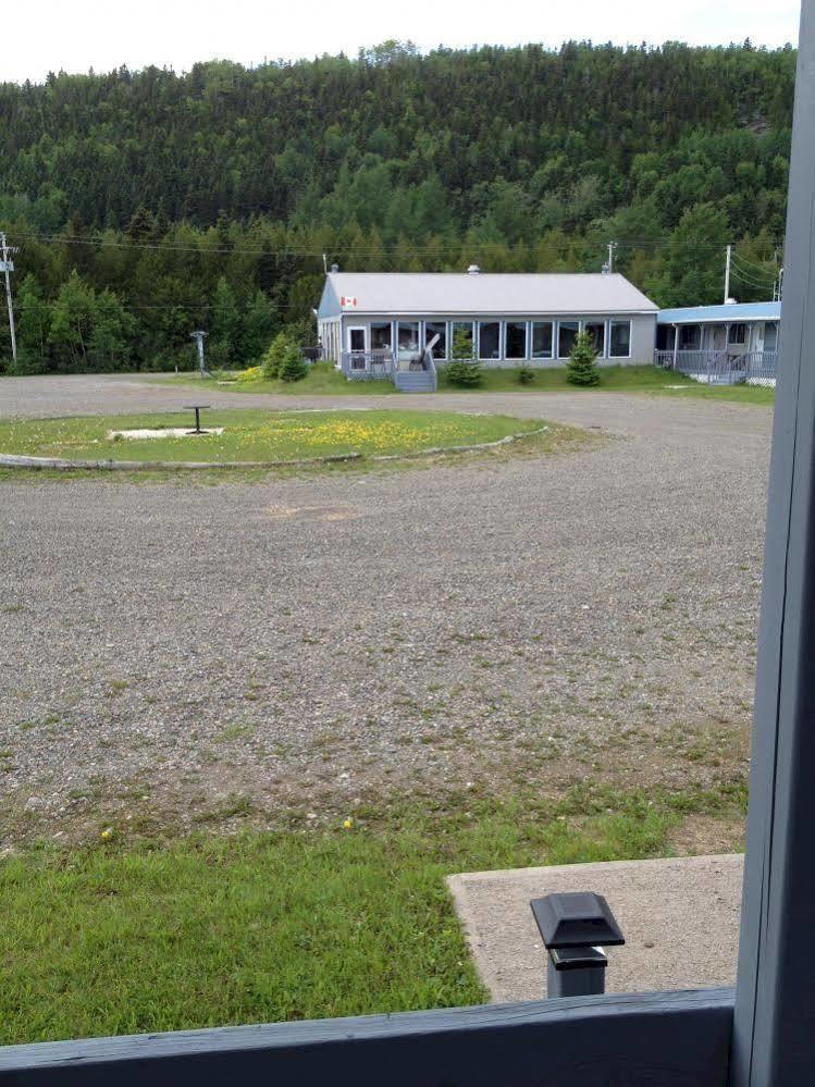 Motel De L'Anse Port-Daniel Exterior foto